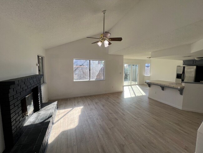 Building Photo - 3 Bedroom 2 Bath!