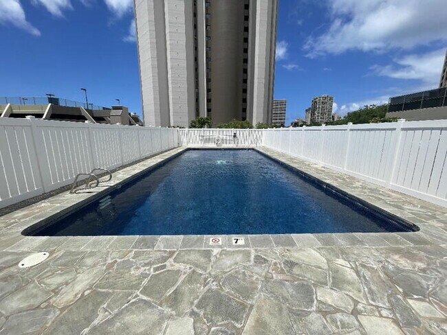 Building Photo - Regency Tower 2/2/1 sec, W/D, D/W, A/C, po...