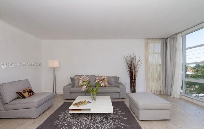 Foto del edificio - 9800 W Bay Harbor Dr