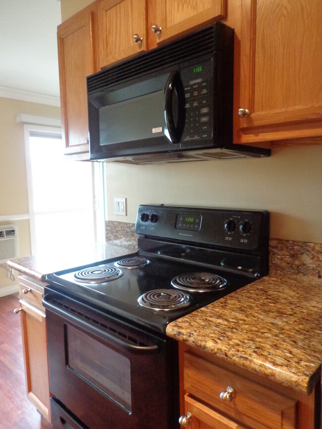Building Photo - 1 bedroom Condo located in the highly desi...