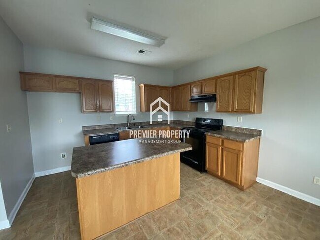 Building Photo - 665 Peyton Cir