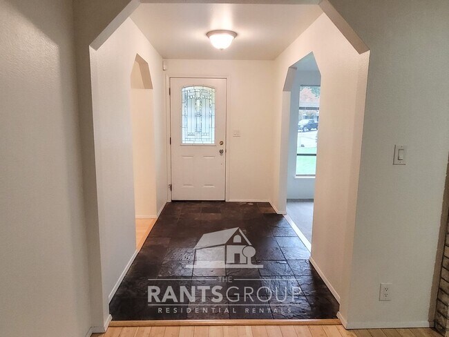 Foto del edificio - Spacious Lacey Home with Private, Wooded Backyard Setting!