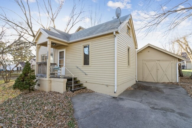 Building Photo - CLOSE TO BEAVERDALE!! 2 Bed, 1 Bath Home in Des Moines
