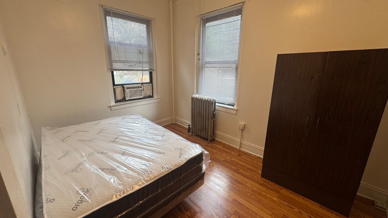 Primary Photo - 11221 S Saint Lawrence Ave