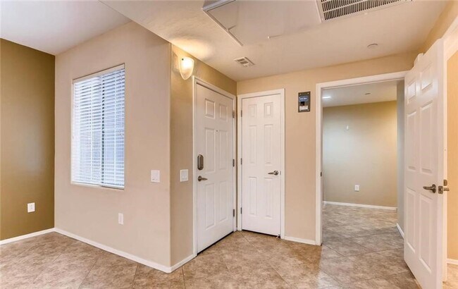 Foto del edificio - STUNNING GATED CONDO UNIT 1ST FLOOR UNIT W...