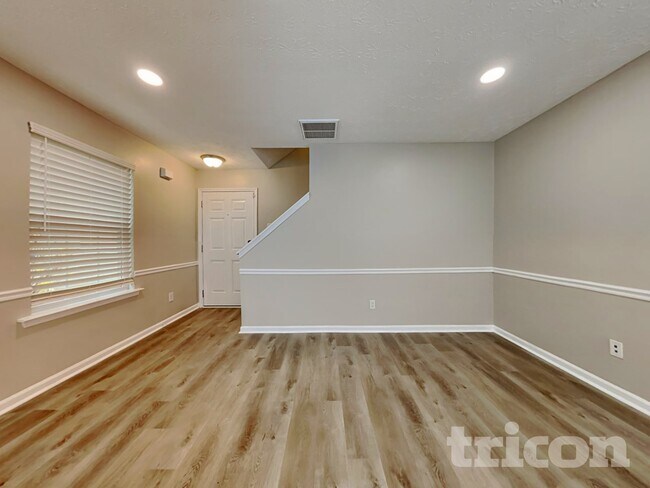 Foto del edificio - 6125 Smoke Ridge Ln
