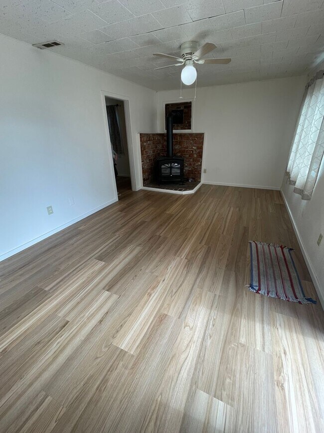 Foto del edificio - Convieniently located charming home with modern updates!