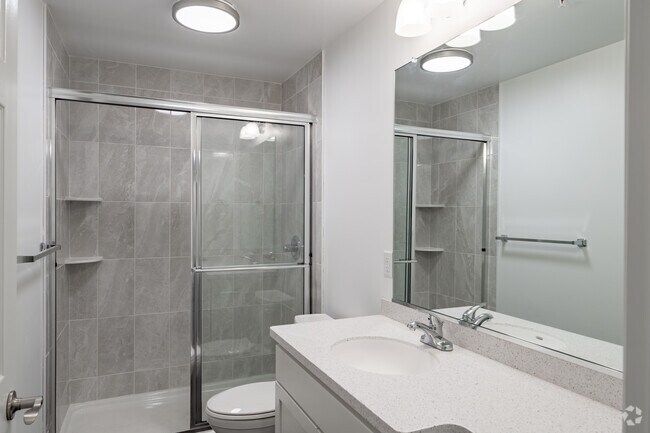 2 habitaciones, 2 baños - 900 pies cuadrados - Baño principal - 531 Center Rd