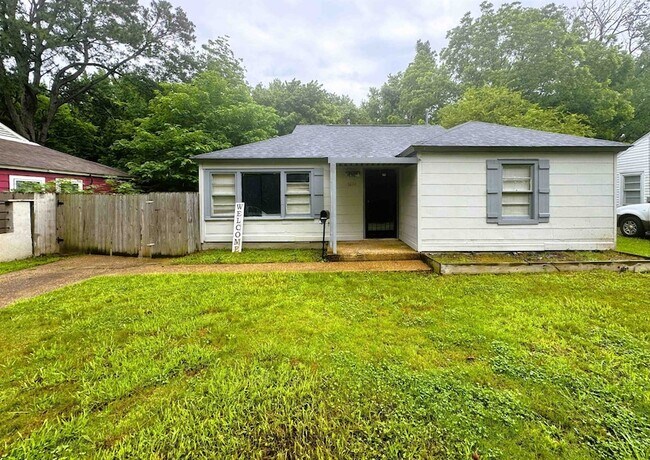 Building Photo - 1644 Russwood Rd