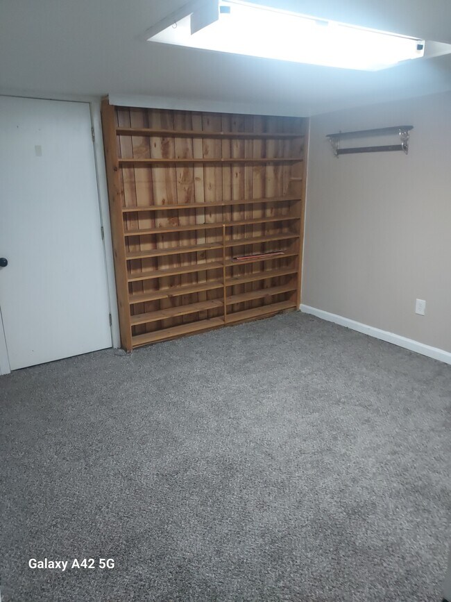 Oficina/dormitorio. Puerta que da al área de lavandería. - 835 W Wyeth St