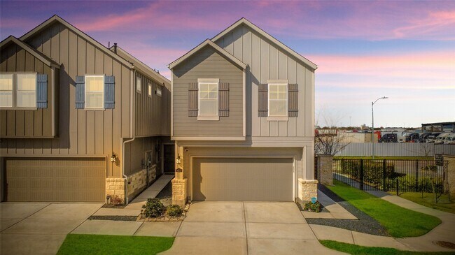 Foto del edificio - 14810 Slow River Ave