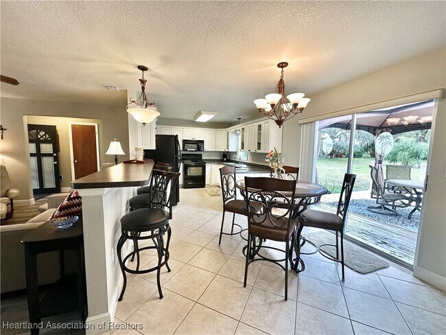 Foto del edificio - 3350 Lakeview Dr