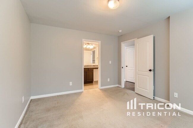 Building Photo - 2974 Olivine Dr SE