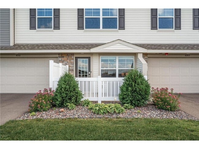 Building Photo - Beautiful Newer 3 Bed/2.5 Bath Townhouse- ...