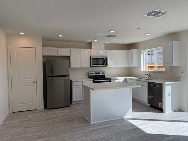 Foto del edificio - 4 Bed 2.5 Ba 2 Story 2 Car