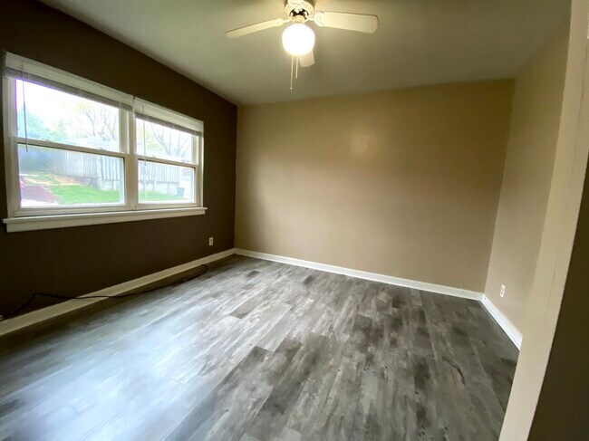 Foto del edificio - 240 Parkview Blvd