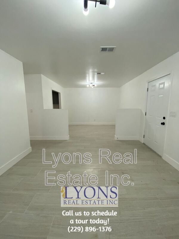 Building Photo - 1028 S Gordon Ave
