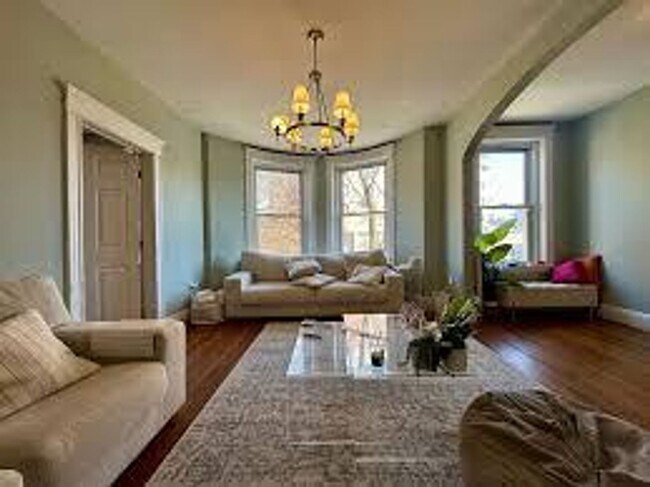 Foto del edificio - No Brokers Fee, Central Brookline Location...