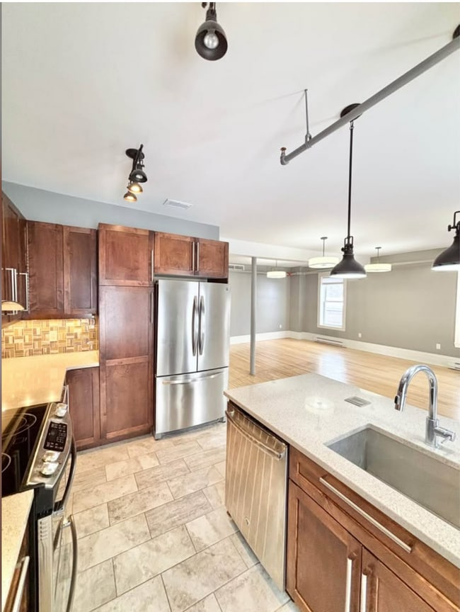 Building Photo - Beautiful Executive Apartment Downtown Fre...