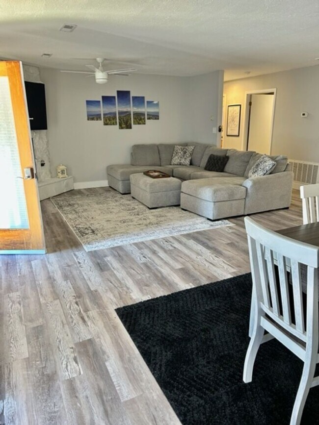Foto del edificio - Greenback 37742-2 Bedrooms, 2 Baths, 2 car garage. Call Dick Cutler 865-254-1940