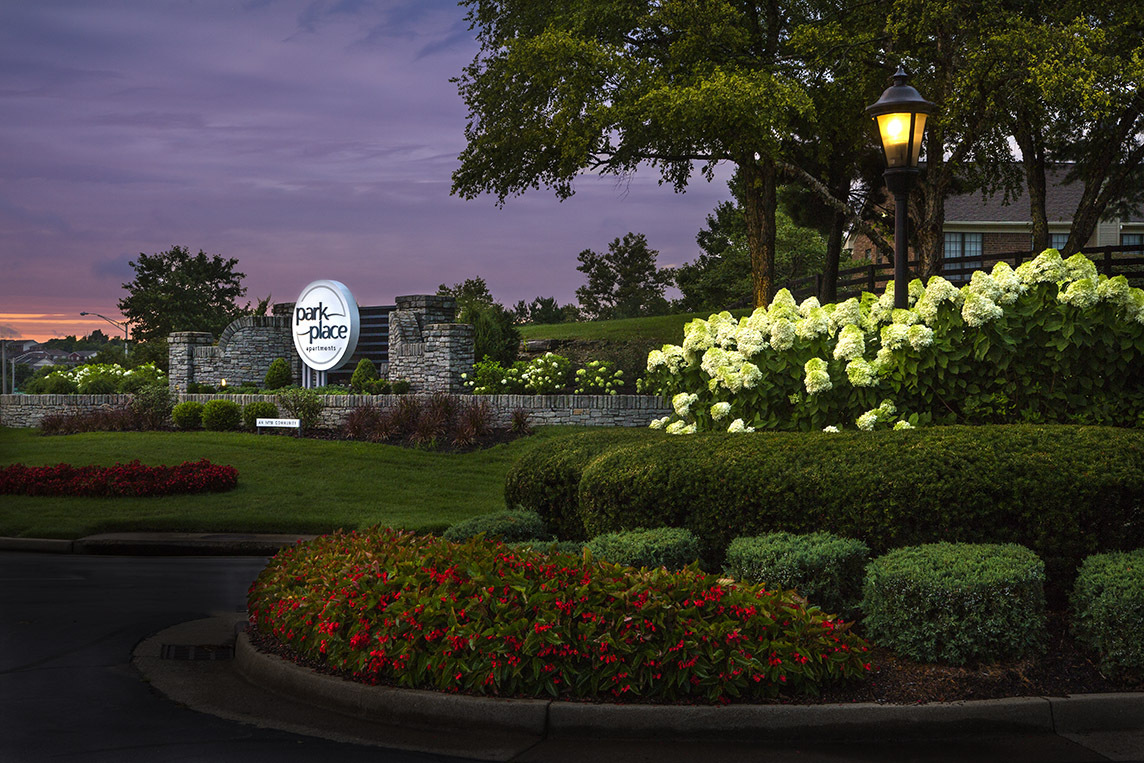 Entrada a la comunidad Park Place al atardecer - Park Place Apartments