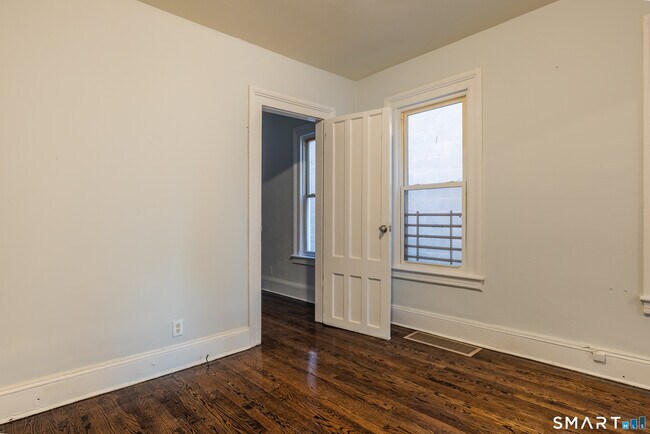 Building Photo - 1995 Main St