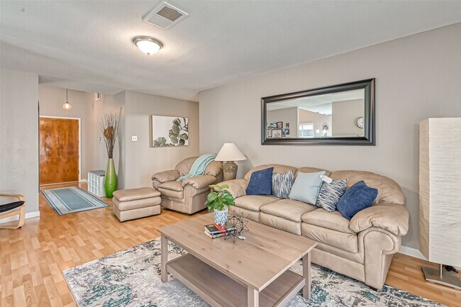 Foto del edificio - 2215 Fort Laramie Dr