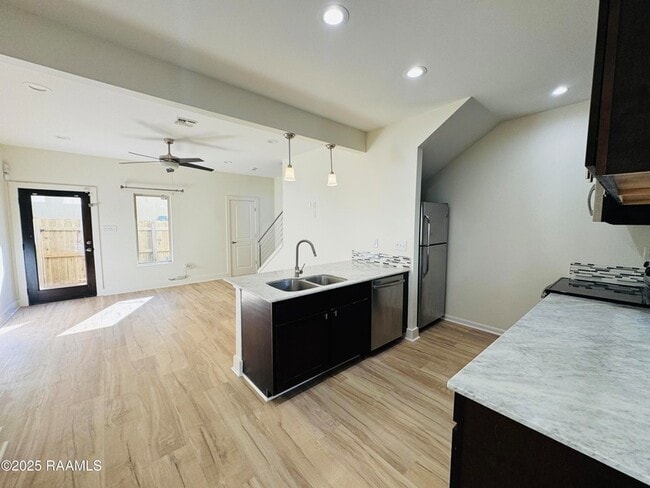 Building Photo - 113 Bayou St