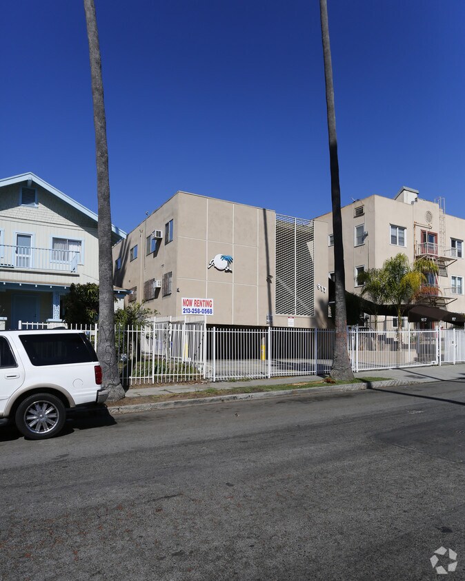Building Photo - 917 S Kenmore Ave