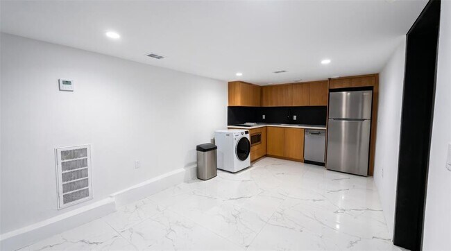 Foto del edificio - 2416 E 10th St