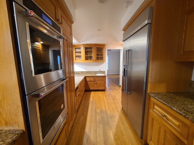 Building Photo - 1152 Beverwil Dr