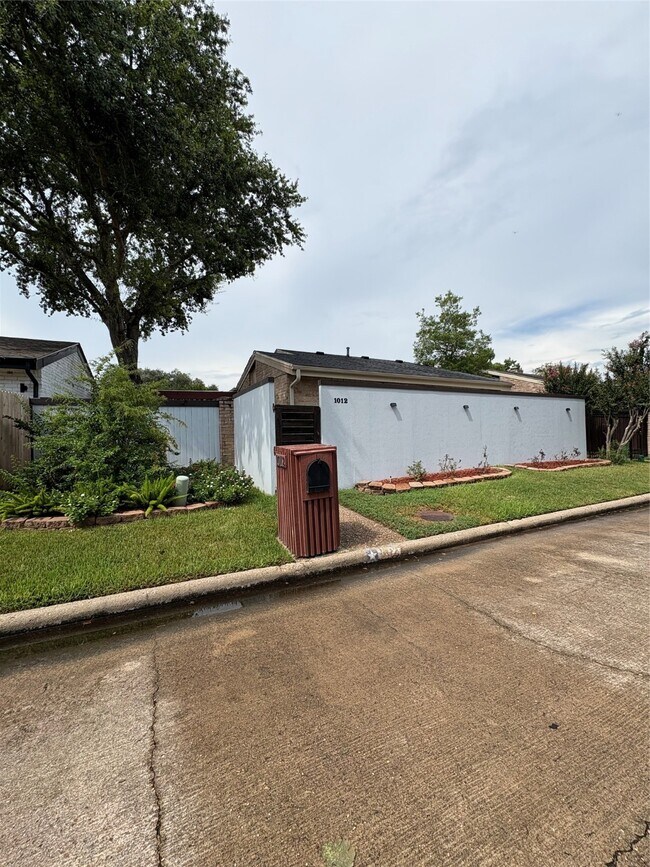 Foto del edificio - 1012 Fleetwood Pl Dr