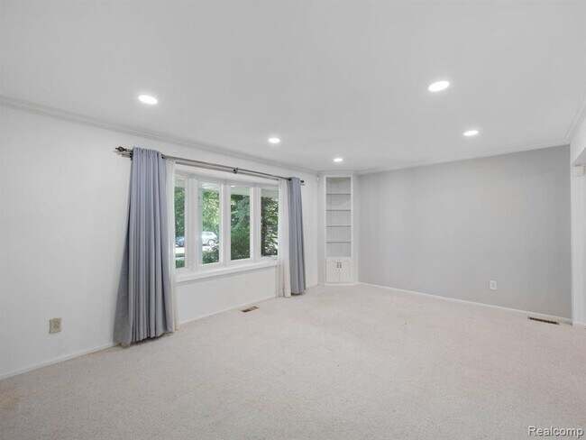 Building Photo - 3303 Roxbury Dr