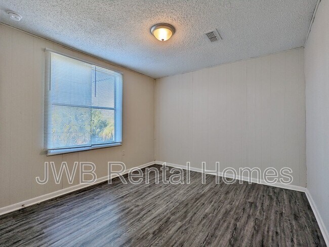 Building Photo - 5456 Timuquana Rd