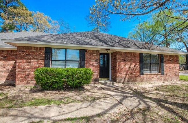 Building Photo - Available Now! Stunning 3 Bed 2 Bath in Fl...