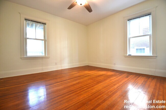 Foto del edificio - 82 Montebello Rd