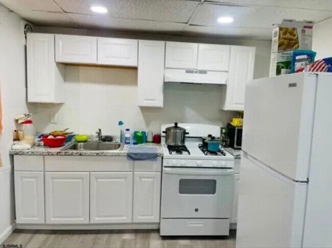 Building Photo - 20 S Bellevue Ave