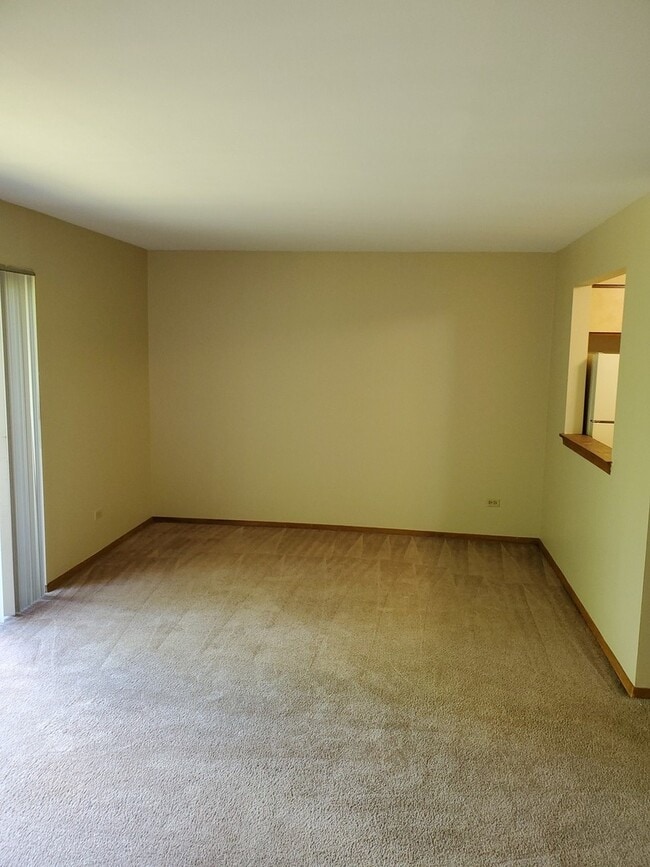 33561 N Royal Oak Ln Unit 206, Grayslake, IL 60030 Condo for Rent in