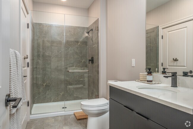 1 habitación, 1 baño - 681 pies cuadrados - Baño - Green|House Short North
