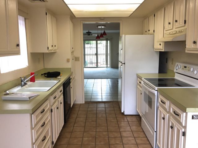 kitchen - 2525 E Prince Rd