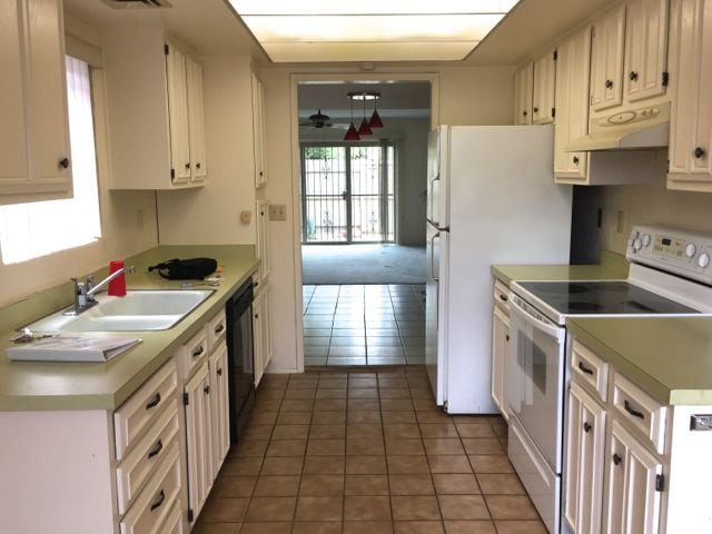 kitchen - 2525 E Prince Rd