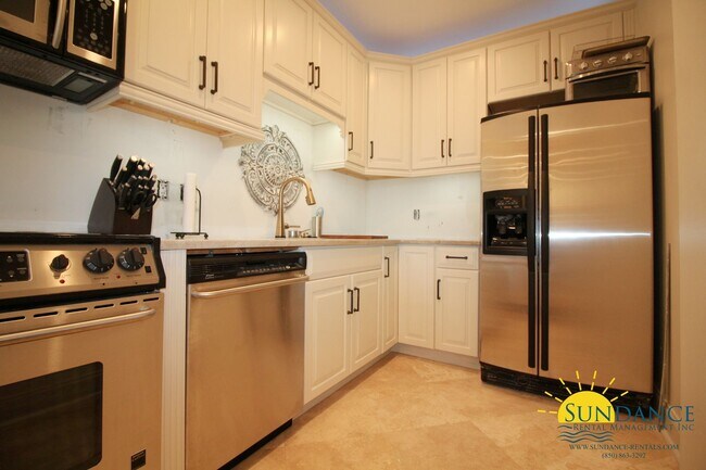 Foto del edificio - Fully Renovated and Furnished 2 Bedroom Co...