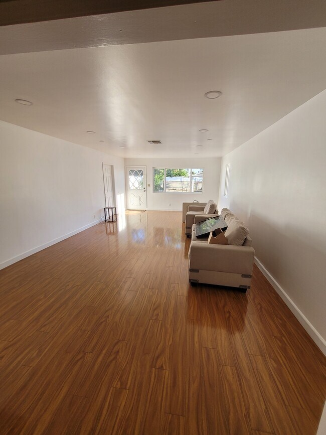 Foto del edificio - 11976 Redbank St