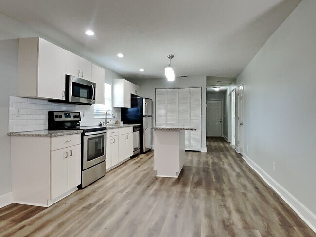 Foto del edificio - Newly Renovated Single Family Home | 3 BR/2BA | Fenced Backyard