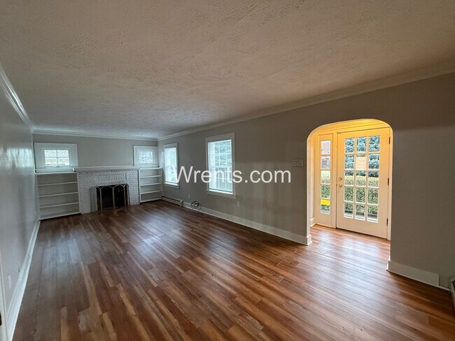 Foto del edificio - Beautiful 3 bed 2 bath updated home! Half off first months rent!