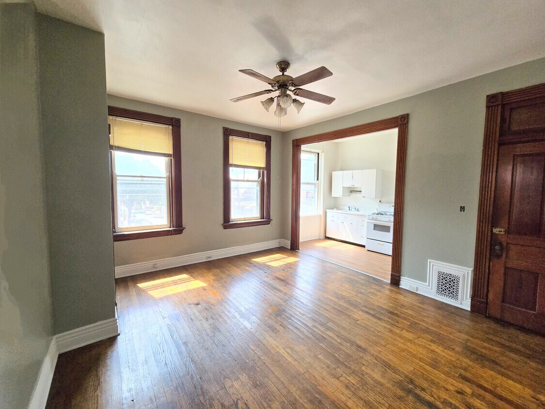 Livingroom - 318 W McMillan St
