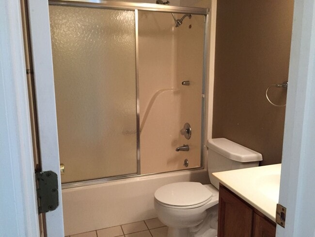 Building Photo - 3 br, 1.5 bath House - 201 Carriage Court