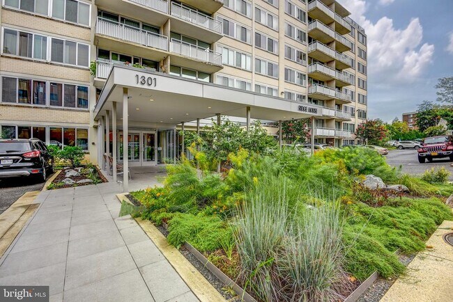 Foto del edificio - 1301 S Arlington Ridge Rd
