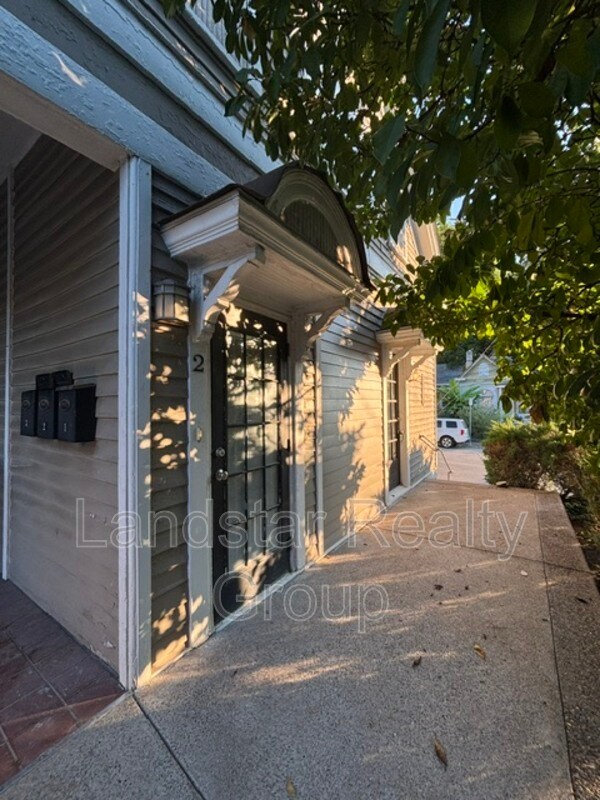 Foto del edificio - 2127 Grinstead Dr