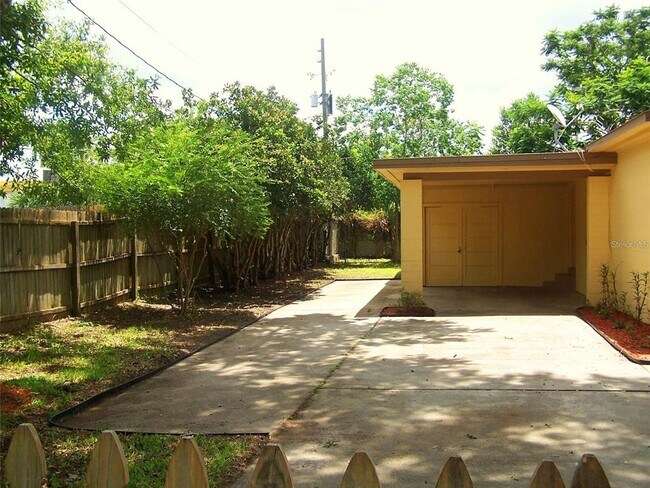 Building Photo - 1615 Crocker Ave